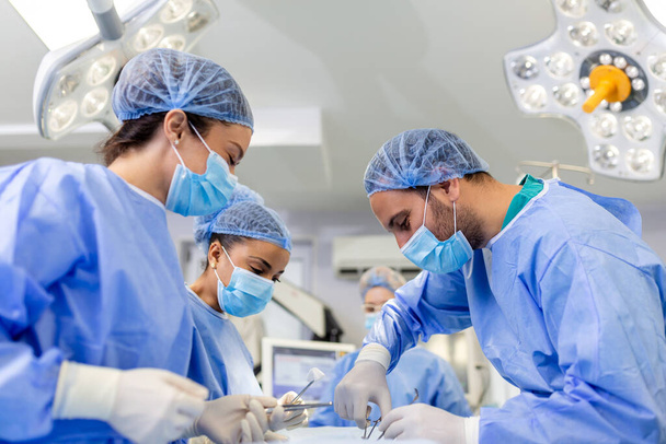 Az orvosi csapat sebészeti beavatkozást végez a kórházban. A kritikus műveleteket végző orvosi csoport. - Fotó, kép
