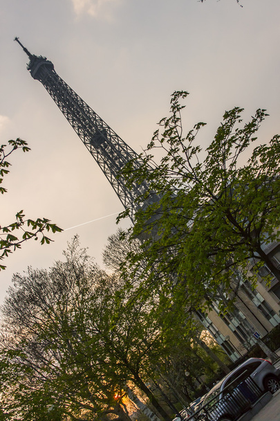 パリ、フランス、2011 年 3 月 27 日に。エッフェル塔と都市景観。日没の時間です。パリの最も有名な観光スポットの 1 つ、エッフェル タワー - 写真・画像