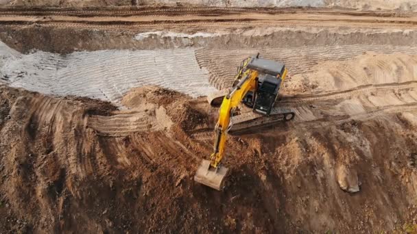 the work of construction equipment, the construction of a road in the city of Poltava, a route from Kyiv to Kharkov, 3 aprile 2020. - Footage, Video