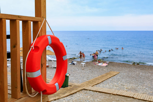 Lifebuoy na publicznej centralnej plaży. Tło z miejscem do kopiowania tekstu - Zdjęcie, obraz