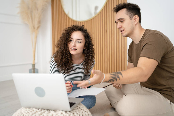 2人のカップル男と女の男と女の友人やガールフレンドとボーイフレンドの夫と妻は、コピースペースを描画するためにインターネット経由でラップトップコンピュータ上でオンライン仮想クラス学習研究を持っている - 写真・画像