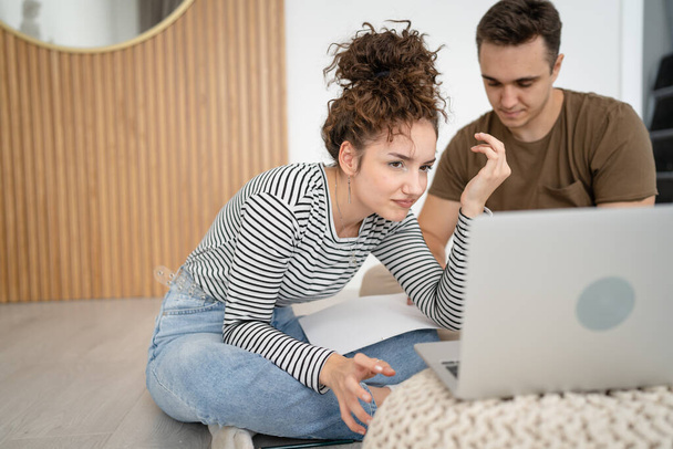 2人のカップル男と女の男と女の友人やガールフレンドとボーイフレンドの夫と妻は、コピースペースを描画するためにインターネット経由でラップトップコンピュータ上でオンライン仮想クラス学習研究を持っている - 写真・画像