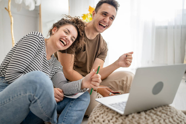Kaksi ihmistä pari mies ja nainen mies ja nainen ystäviä tai tyttöystävä ja poikaystävä aviomies ja vaimo ottaa verkossa virtuaaliluokka oppimisen tutkimus kannettavan tietokoneen kautta internetin piirtää kopiotilaa - Valokuva, kuva