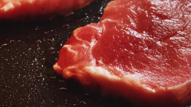 Comida y receta, cocinar filete de carne en la sartén. Imágenes de alta calidad 4k - Imágenes, Vídeo