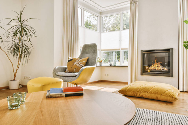 Design de interiores estilo minimalista contemporâneo de apartamento estúdio leve com mesa de madeira e cadeiras na zona de jantar entre cozinha aberta e sala de estar com paredes brancas e piso em parquet - Foto, Imagem