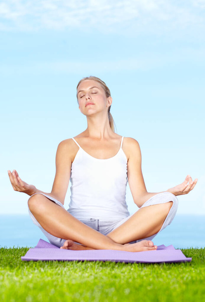 Meditál a természetben. Egy vonzó fiatal nő meditál a szabadban - Fotó, kép