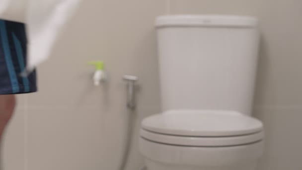 mies käyttää wc on vaikea vatsakipu. Miehellä on ripuli kylpyhuoneessa talon sisällä. Ripuli, vatsan terveysongelma käsite - Materiaali, video