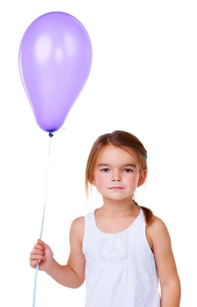 Είναι τα γενέθλιά μου. Πορτρέτο ενός αξιολάτρευτου μικρού κοριτσιού που κρατάει ένα μπαλόνι - Φωτογραφία, εικόνα