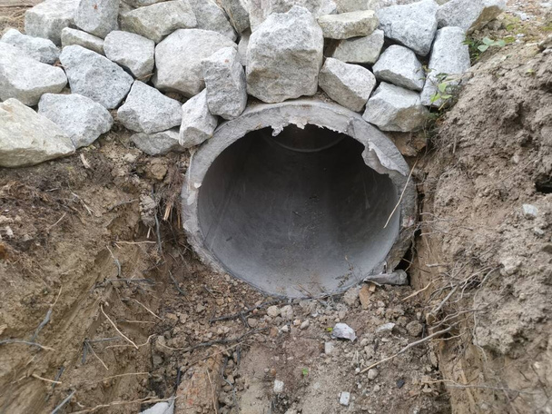 dreno cilíndrico de concreto na fazenda rural - Foto, Imagem