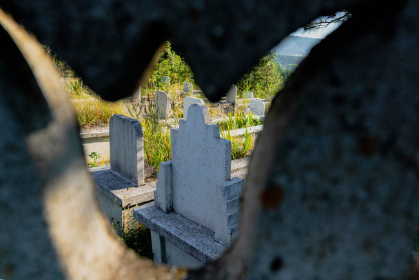 Country cemetery behind tulip shape fence/wall, Turkey - Φωτογραφία, εικόνα