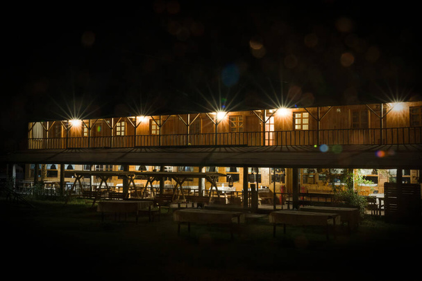 Motel met twee verdiepingen, gemaakt van hout 's nachts. Boerderijen. Plateau toerisme. Daday, Kastamonu, Turkije. - Foto, afbeelding