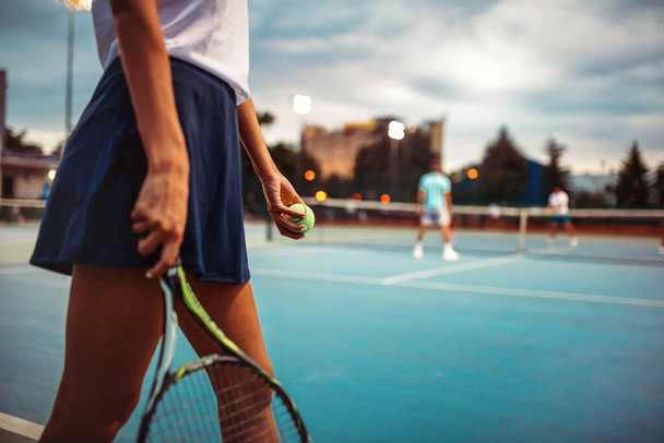 Portret van een vrolijke jonge vrouw die 's zomers tennist. Mensen sport gezonde levensstijl concept - Foto, afbeelding