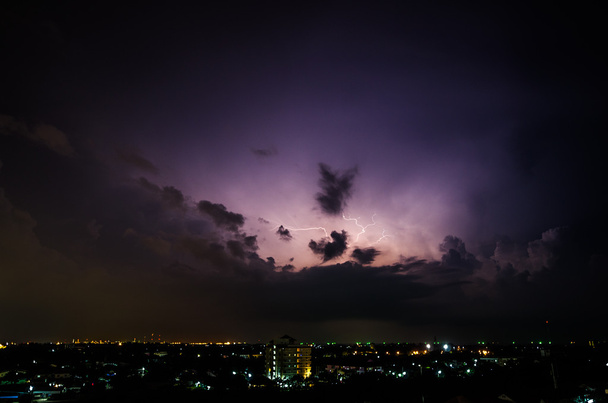 Bulutlar ve gök gürültüsü Lightning'ler ve şehrin fırtınada - Fotoğraf, Görsel