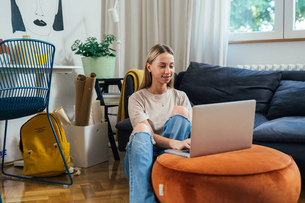 teenager girl sits in her room and using laptop - Valokuva, kuva