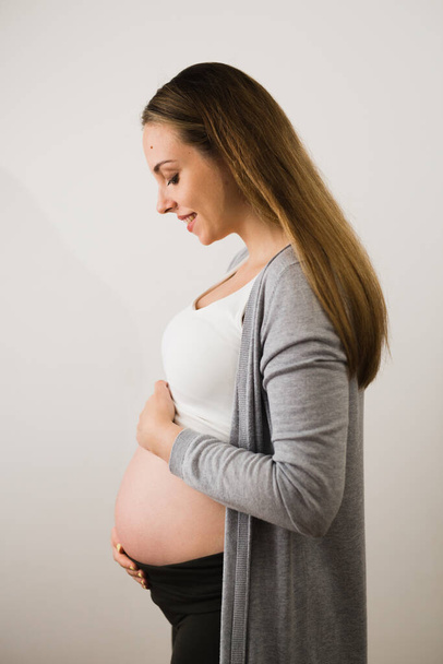 side view of young adult caucasian pregnant woman - Foto, Imagem
