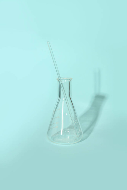 Concepto de ciencia e investigación, tubo de ensayo sobre fondo azul - Foto, Imagen