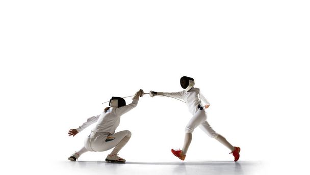 Dva šermíři bojují izolovaně na bílém - Fotografie, Obrázek