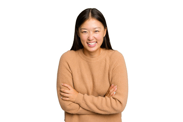 Genç Asyalı kadın yeşil renkli arka planda izole edilmiş gülüyor ve eğleniyor.. - Fotoğraf, Görsel