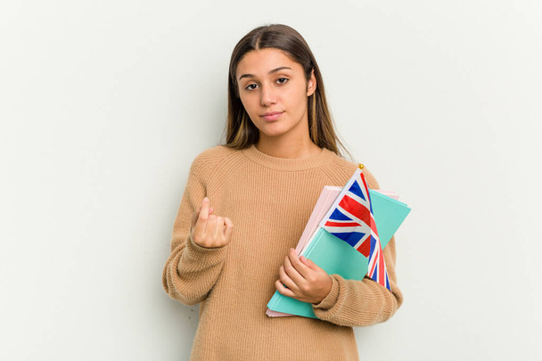Junge Inderin mit einer britischen Flagge auf weißem Hintergrund, die mit dem Finger auf dich zeigt, als würde sie dich einladen, näher zu kommen. - Foto, Bild