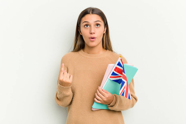 Elinde Birleşik Krallık bayrağı olan genç bir Hintli kadın beyaz arka planda izole edilmiş ağzı açık bir şekilde yukarı bakıyor.. - Fotoğraf, Görsel