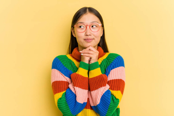 Portré csinos fiatal ázsiai nő elszigetelt sárga háttér - Fotó, kép