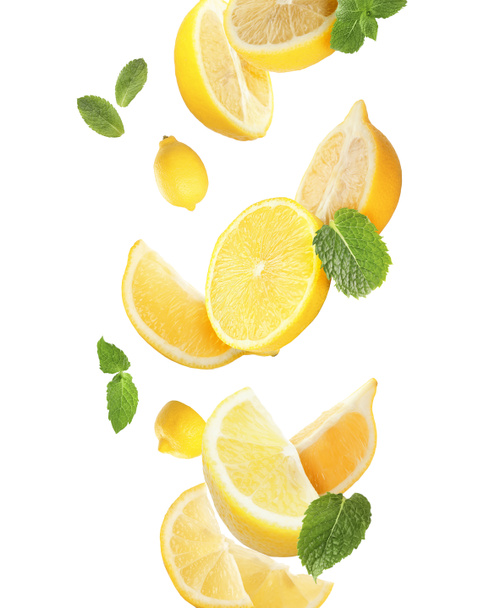 Свіжі літаючі лимони і листя м'яти ізольовані на білому
 - Фото, зображення