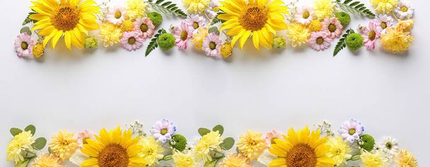 Gyönyörű kompozíció friss virágokkal, világos háttérrel, szöveggel - Fotó, kép