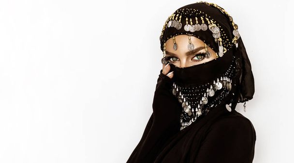 Porträt einer arabischen Prinzessin. Schöne arabische Frauenporträt auf weißem Hintergrund. Junge Hindu-Frau. Porträt der Schönheit indisches Modell, das ihr Gesicht hinter dem Schleier versteckt - Foto, Bild