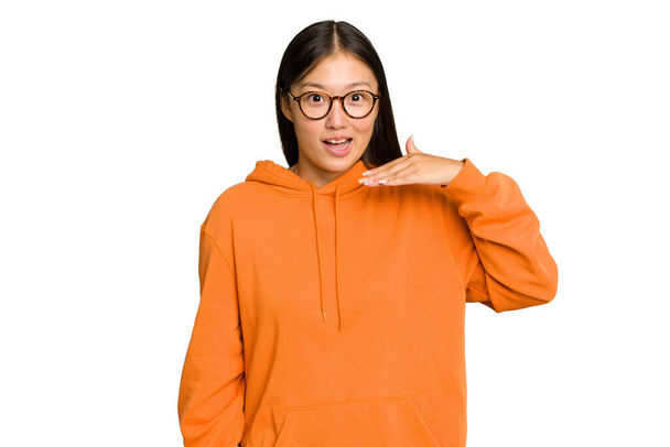 Young Asian woman isolated on green chroma background laughing about something, covering mouth with hands. - Фото, зображення