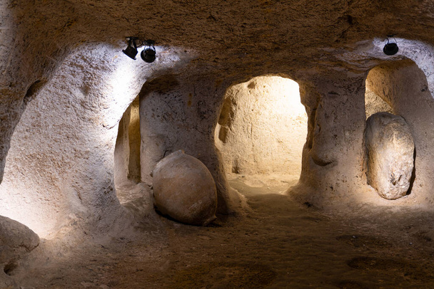 Grande pote de barro velho na caverna, cidade subterrânea, cidade subterrânea de Mucur (yeralti sehri em turco) - Foto, Imagem
