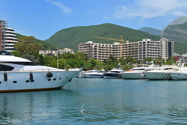 Dukley Marina Budva található, az Adriai-tenger partján Montenegró - Fotó, kép