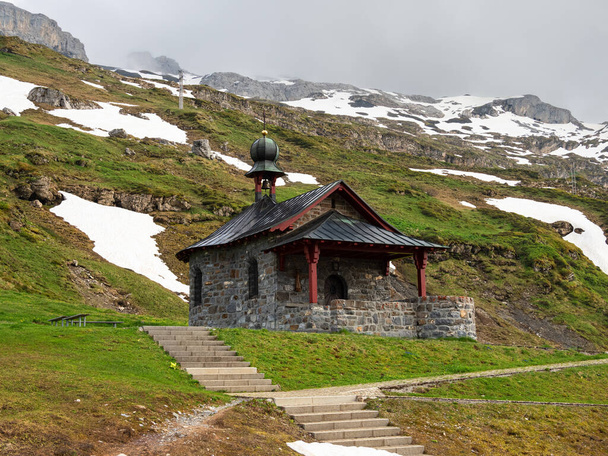 Ένα πέτρινο παρεκκλήσι του ιερού αδελφού Nikolaus - Bruder Klaus - στο πέρασμα Klausen στην Ελβετία - Φωτογραφία, εικόνα
