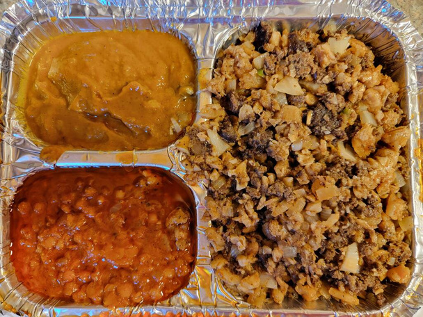 kruidig rundvlees en linzen bonen Ethiopisch voedsel in metalen dienblad - Foto, afbeelding
