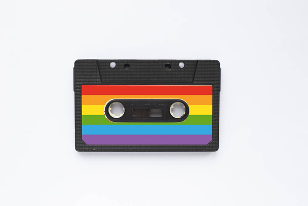 Starý vinobraní magnetické pásky kazety z 80. a 90. let je malován v barvách vlajky LGBT izolované na bílém pozadí. Koncept hudby LGBT - Fotografie, Obrázek