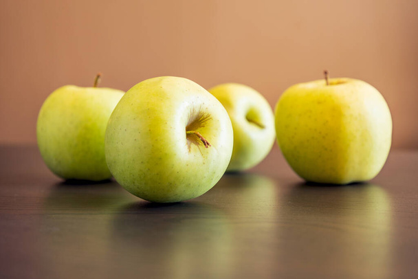 Mutfak masasında bir sürü yeşil elma var. - Fotoğraf, Görsel