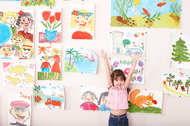 Ребенок в художественном классе с картинкой
. - Фото, изображение