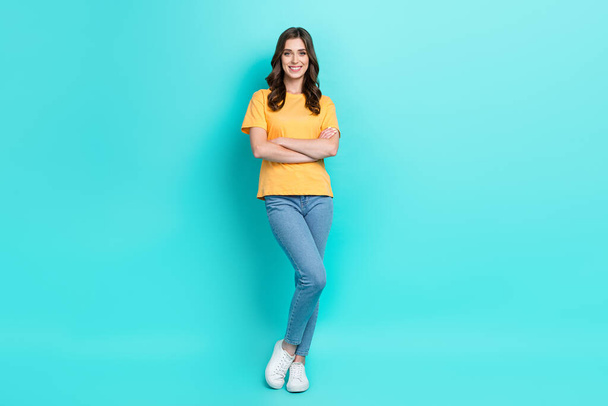 Full length photo of adorable confident girl dressed yellow t-shirt standing arms crossed isolated teal color background. - Valokuva, kuva
