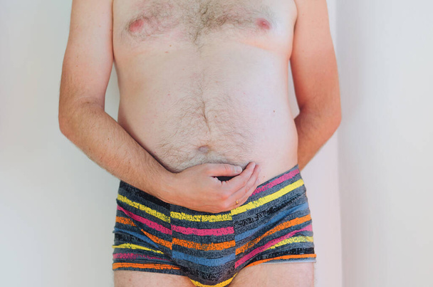 Muž ve spodním prádle s tlustým břichem, nadváhou mužské tělo izolované na bílém pozadí. Zhubni. koncepce chirurgie, odbourávání podkožního tuku. Body positive - Fotografie, Obrázek