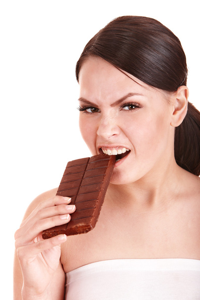 Hermosa chica morder barra de chocolate
. - Foto, imagen