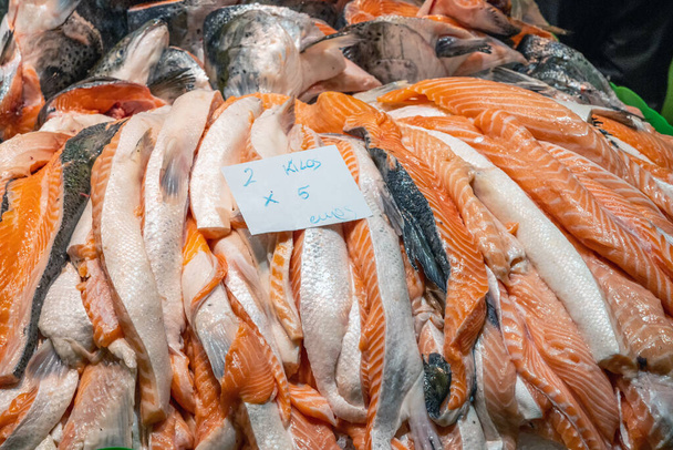 Piezas de salmón en venta en un mercado de España - Foto, Imagen
