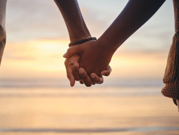 Zaufanie, miłość i trzymanie się za ręce z parą na plaży razem dla wsparcia, szczęśliwy i zrelaksować się na wakacjach w Miami. Zachód słońca, wizja i natura z czarnym mężczyzną i kobietą na spokojnych wakacjach. - Zdjęcie, obraz