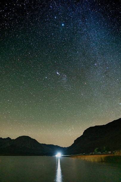 Nachtbild des Sees mit Sternenhimmel und Spiegelung im Wasser - Foto, Bild