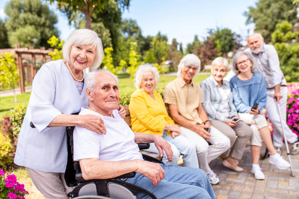 Group of happy elderly people bonding outdoors at the park - Old people in the age of 60, 70, 80 having fun and spending time together, concepts about elderly, seniority and wellness aging - Foto, Bild