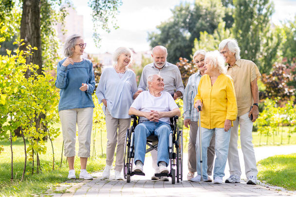 Group of happy elderly people bonding outdoors at the park - Old people in the age of 60, 70, 80 having fun and spending time together, concepts about elderly, seniority and wellness aging - Foto, Imagem