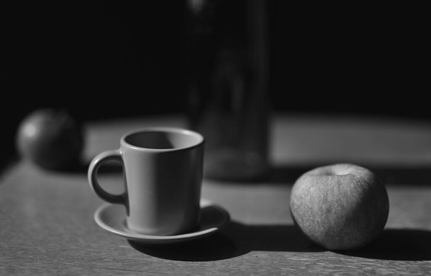 Apfel und Tee auf dem Tisch  - Foto, Bild