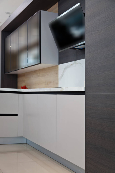 Modern kahverengi ahşap kaplama boya ve meşe ağacı mutfak büyük dolap ekipmanları, lüks bir ev. - Fotoğraf, Görsel