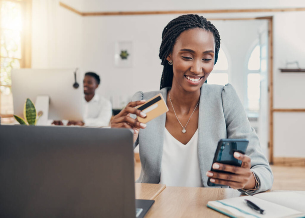 Πιστωτική κάρτα, smartphone και επαγγελματική μαύρη γυναίκα με fintech για online εύκολη πληρωμή, αίτηση δανείου ή ψηφιακή τραπεζική. Ηλεκτρονικό εμπόριο, σε απευθείας σύνδεση ιστοσελίδα αγορών και των εταιρικών εργαζομένων ελέγξετε πιστωτικό αποτέλεσμα. - Φωτογραφία, εικόνα