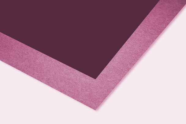 Papeles triangulares abstractos sobre fondo blanco se parece a la vista lateral de un libro abierto simple vs cubierta texturizada - Foto, Imagen