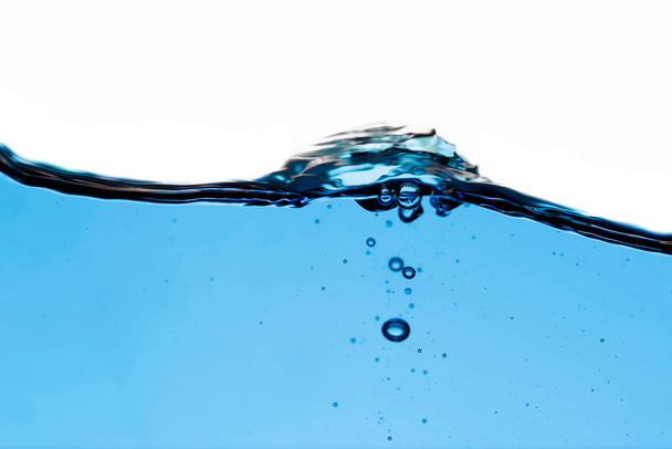 Рух чистої блакитної води з розмитими бульбашками і крупним планом копіювання простору
 - Фото, зображення