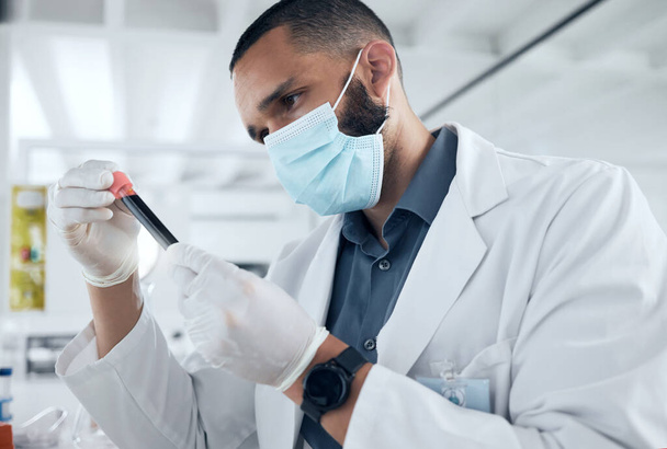 Ковид, пробирка и ученый в маске для лица проводят исследования ДНК, рны и данных. Научный эксперт, работающий с пробиркой крови для анализа, тестов и медицинских инноваций в фармацевтической лаборатории - Фото, изображение